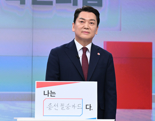 지난 2월15일 서울 중구 TV조선 스튜디오에서 열린 국민의힘 당대표 후보 첫번째 TV토론에 앞서 안철수 후보가 토론회를 준비하고 있다.<국회사진기자단·연합뉴스>